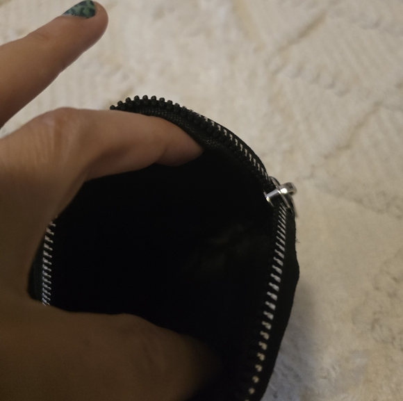 Black adjustable round bag with matching detachable coin purse. Wear many ways - Picture 7 of 10